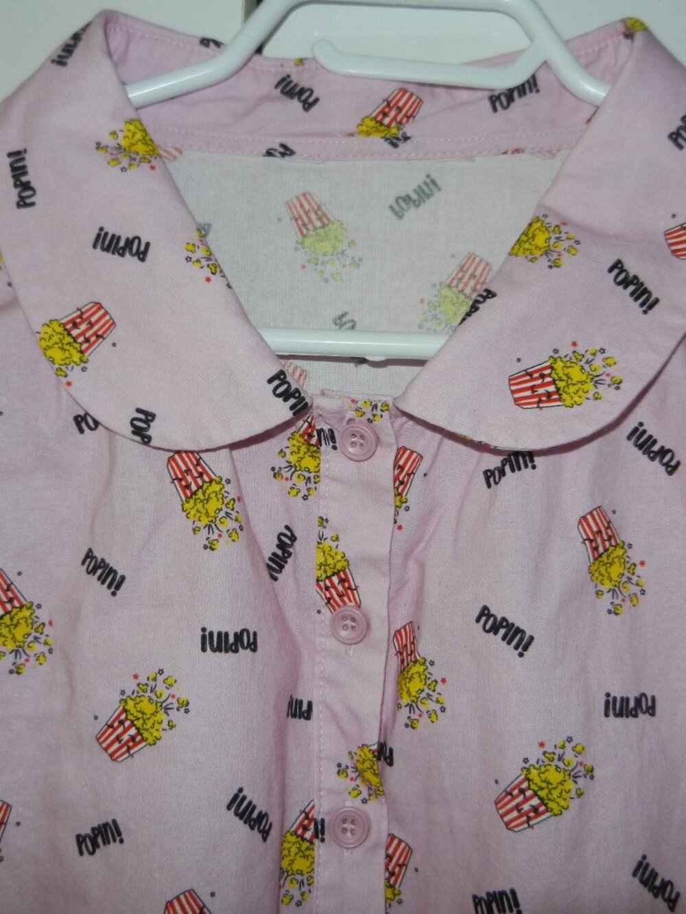 Blouse rose avec seaux de Popcorn